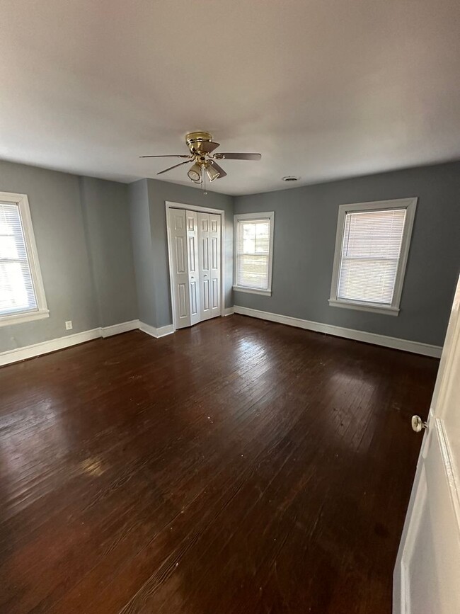 Building Photo - 4 bed 2 bath house in Rva North Side! Laun...