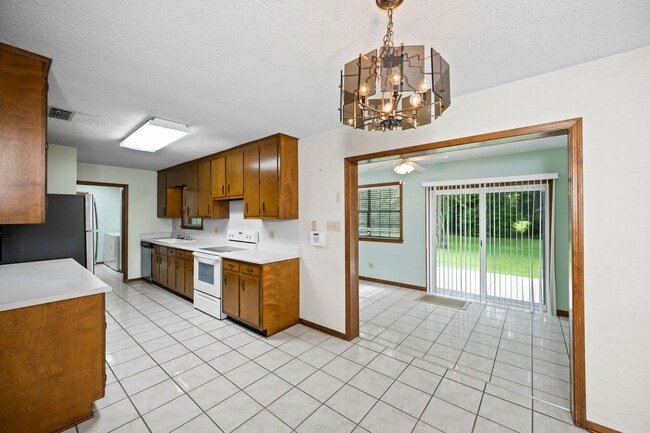 Building Photo - 18050 Steele Dr