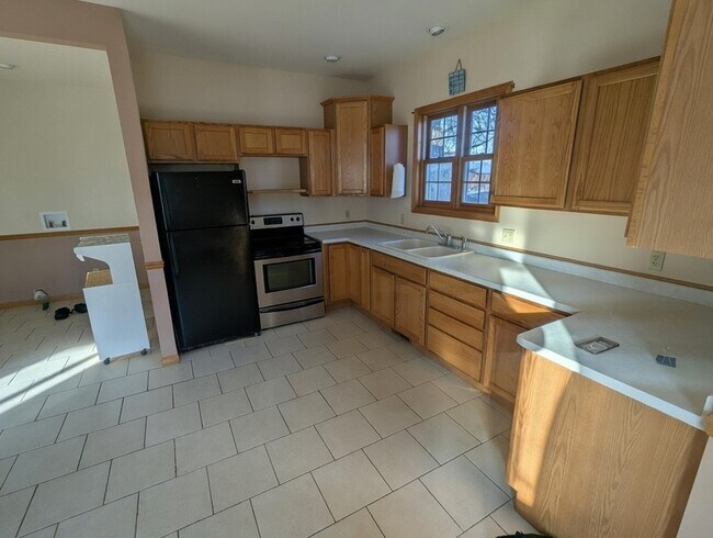 Building Photo - 136 Main St