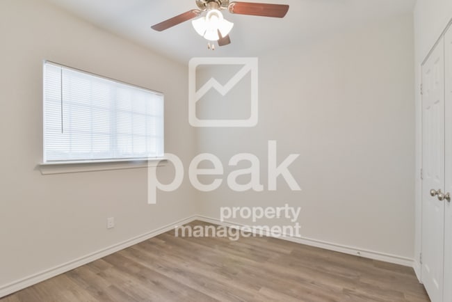 Building Photo - $1375! 2Bed/1.5bath Duplex Available for Rent!