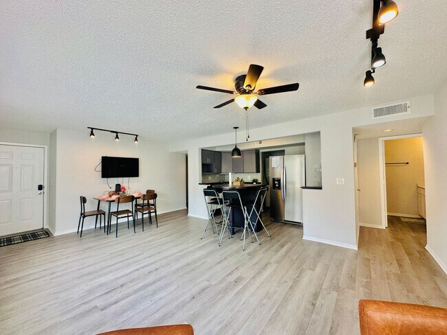 Building Photo - Newly Renovated 4BR/2BA Near UF - Resort-S...