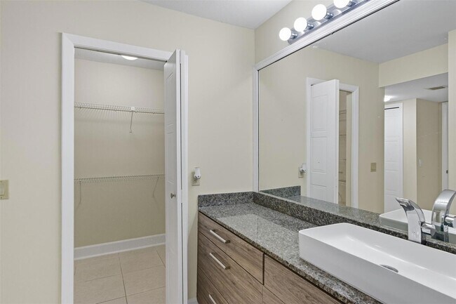 Building Photo - 434 Lakeview Dr
