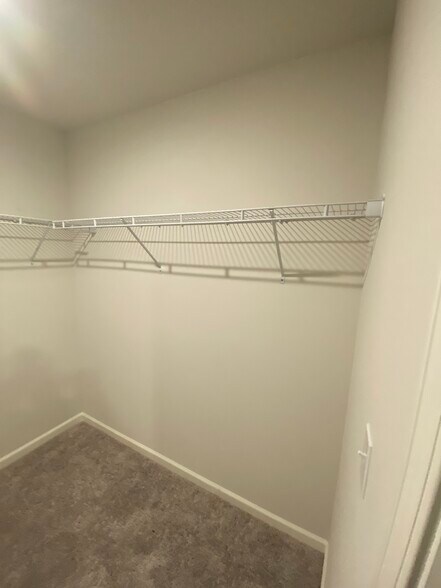 Building Photo - 427 Silo Ct