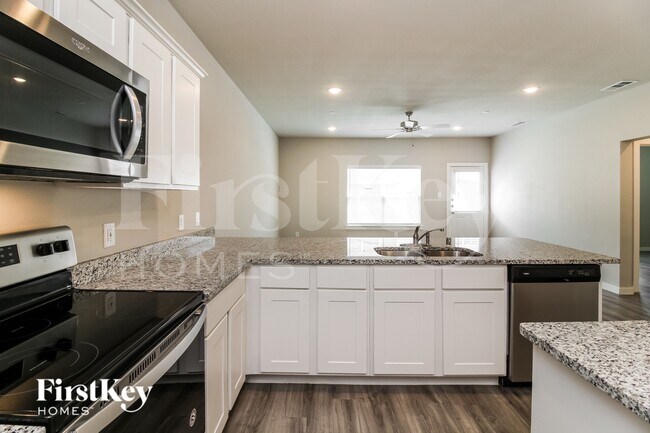 Building Photo - 610 Ava Trl