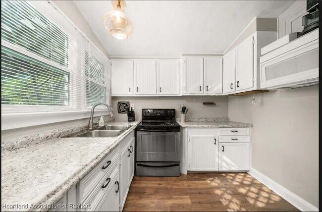 Building Photo - 412 Rose Ave