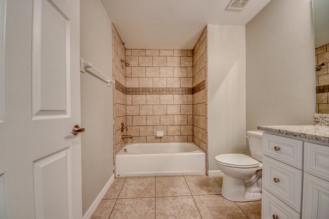 Building Photo - 3018-3020 SW 15th Pl
