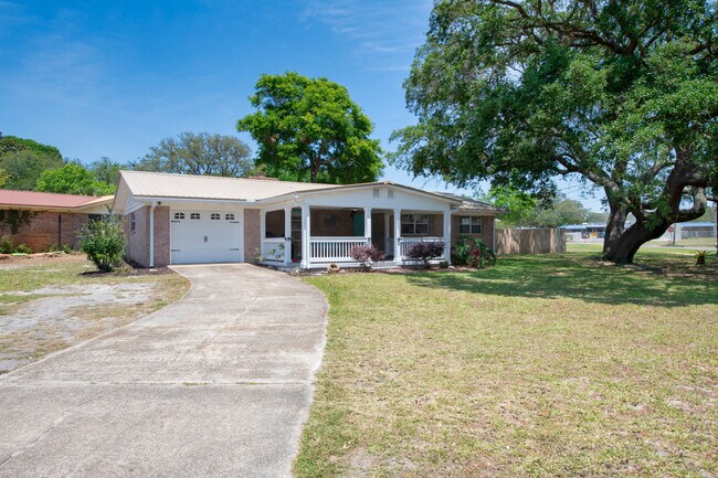 Building Photo - 111 Bayshore Ct NE