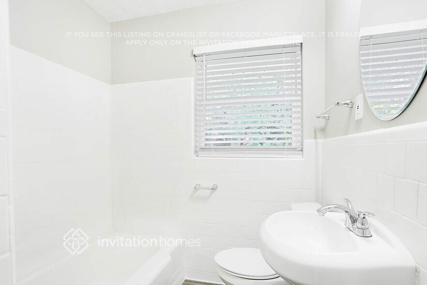 Building Photo - 2434 Shamrock Dr