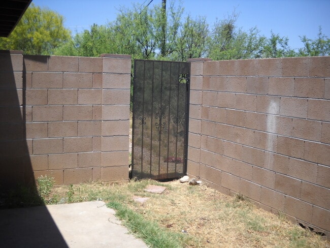 Building Photo - 1155 Plaza Maria