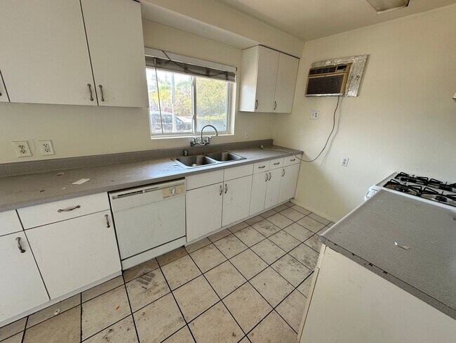 Building Photo - House Extremely Close to Campus!! Massive ...