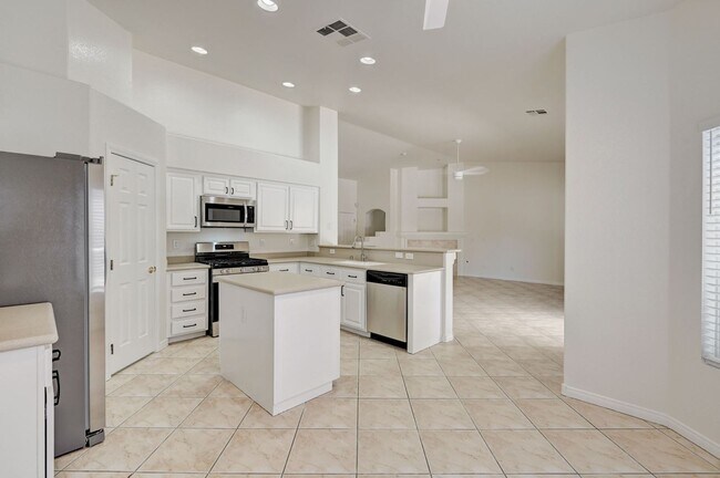 Building Photo - Beautiful 3 Bedroom Single Story Home in A...