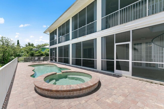 Building Photo - 1927 Sheffield Ave