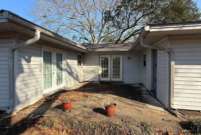 Building Photo - 341 N Burbank Dr