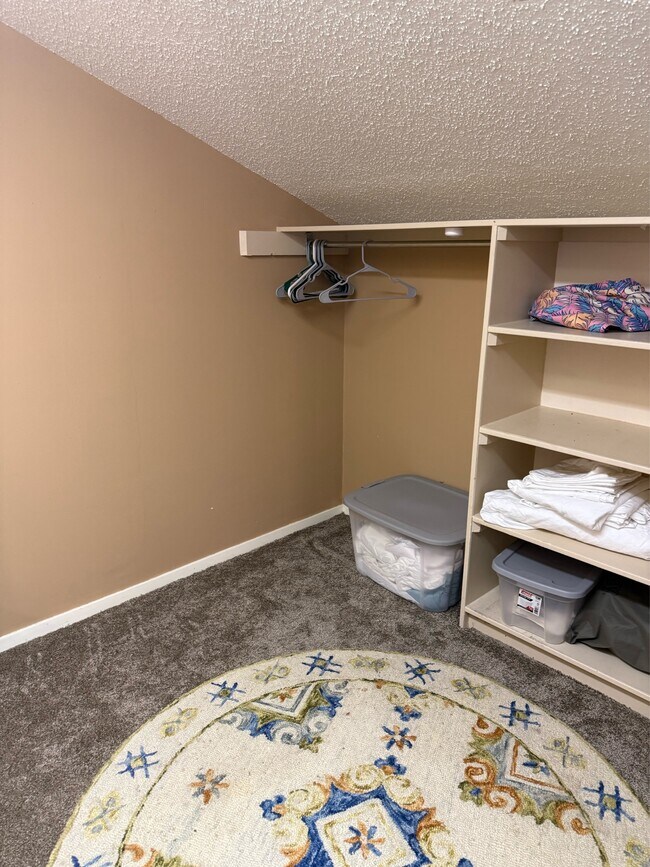 Building Photo - 135 Hillview Dr