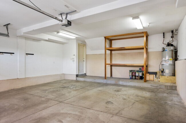 Building Photo - Spacious detached townhome available in So...
