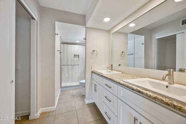Building Photo - 6943 E Earll Dr