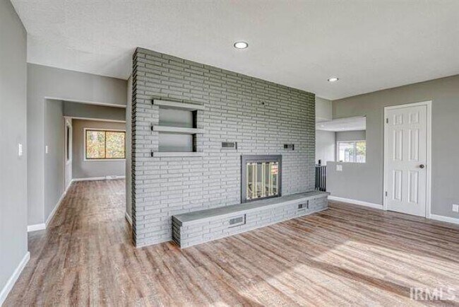 Building Photo - 1342 W Dupont Rd