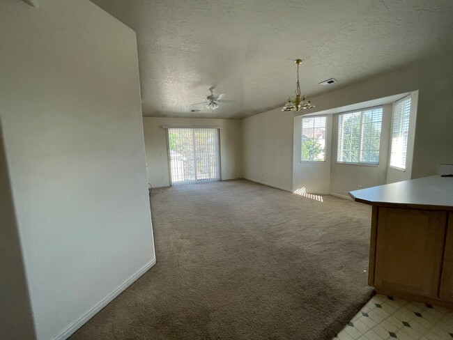 Building Photo - Great 2 bed 1 bath condo located in Countr...