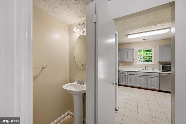 Building Photo - 16 Meadowside Ct