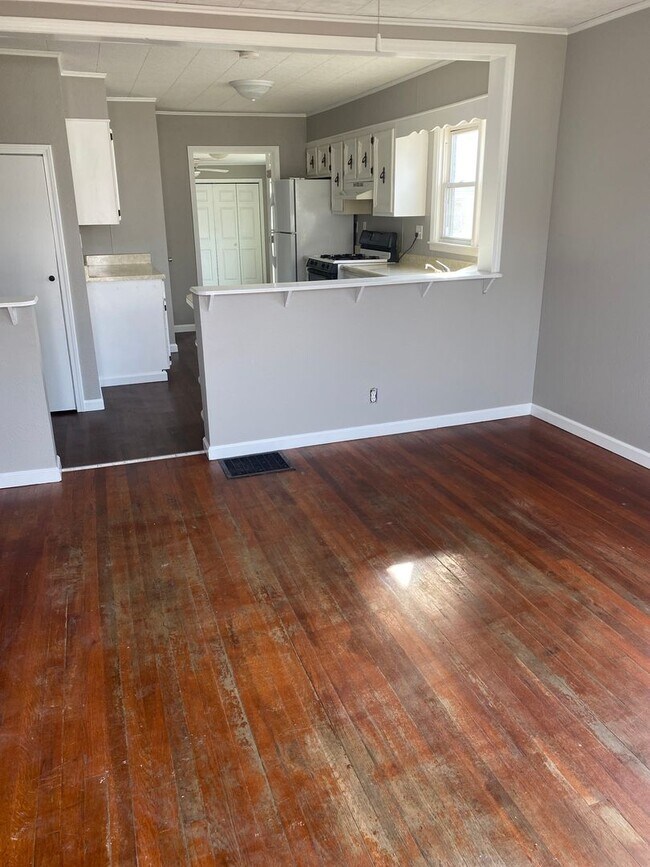 Building Photo - Three Bedroom House