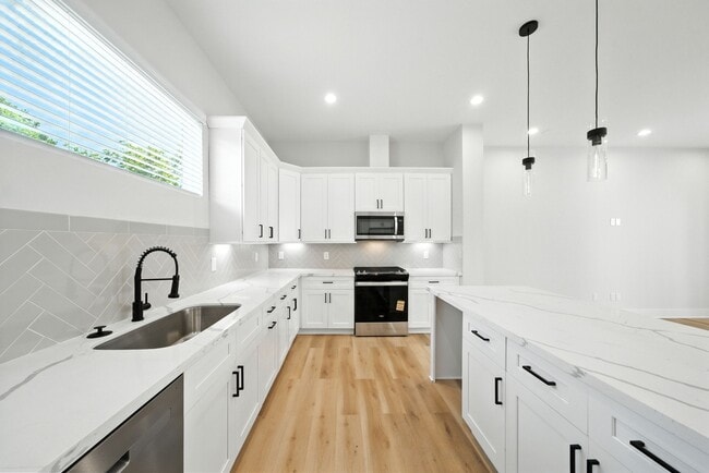 Building Photo - 2304 Hoskins Dr