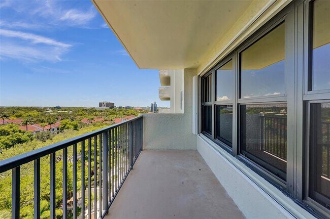 Building Photo - 3200 Port Royale Dr N