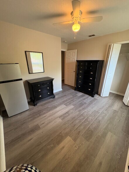 Room 2 - 1593 Eagle Ave NW
