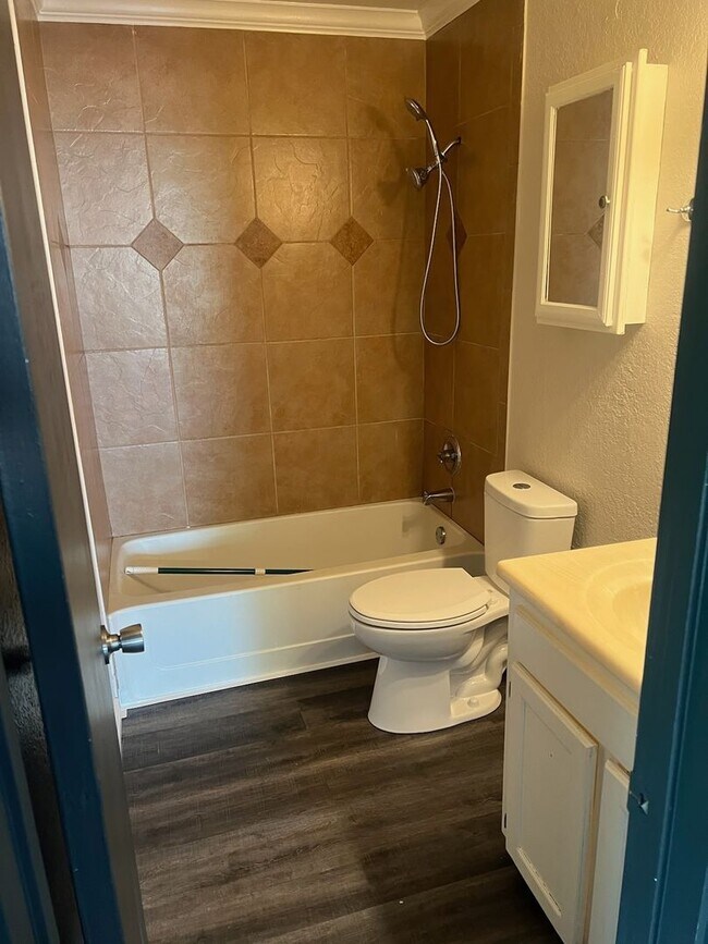 Building Photo - 4 bedroom 2 bathroom house! Housing accepted! MOVE-IN SPECIAL!