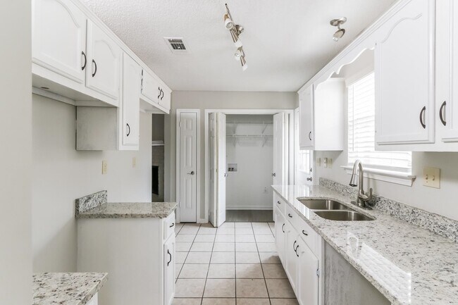 Building Photo - 5553 Mal Cove