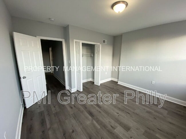 Building Photo - 5257 Addison St