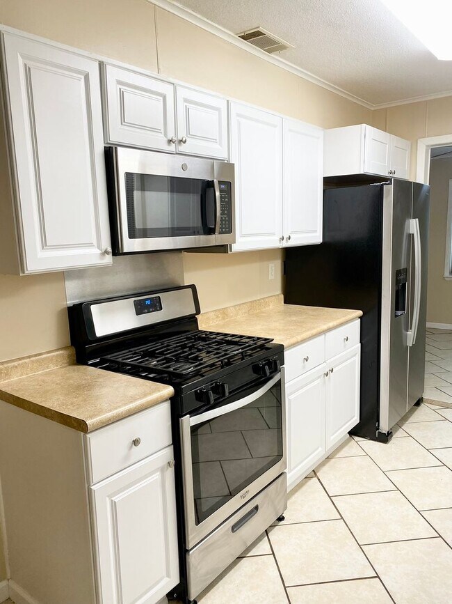 Building Photo - Available Now *Whitfield Park* 3BR/2BA home with Fenced backyard- Good schools!