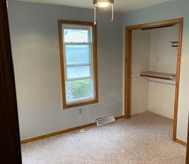 Building Photo - 4-Bedrooms! Garage! PETS WELCOME