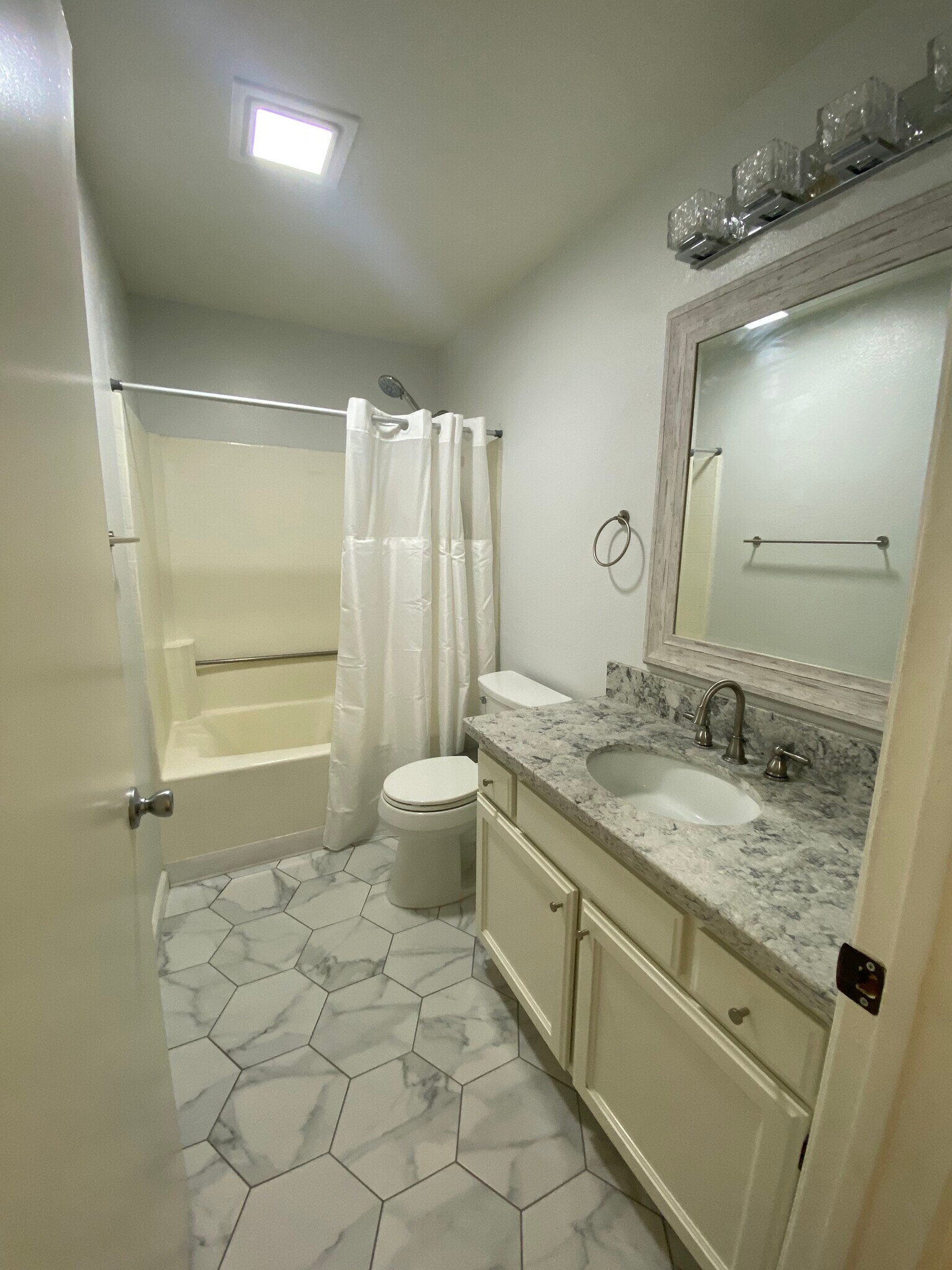Building Photo - 2623 Antonio Dr