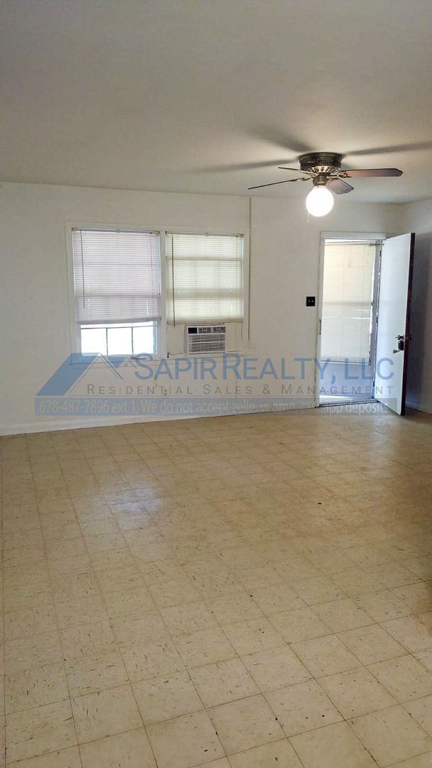 Building Photo - Charming 3-Bedroom Home - Move in by 01/15...