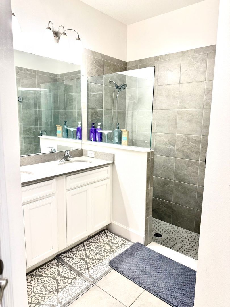 Building Photo - 5613 De Coronado Dr