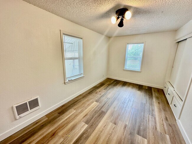 Building Photo - 808 W 11th Ave