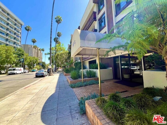Building Photo - 117 S Doheny Dr