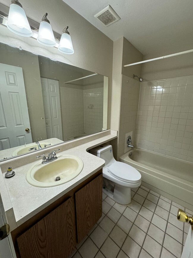 Building Photo - Second Level 3 Bed, 2 Bathroom Condo in Ro...