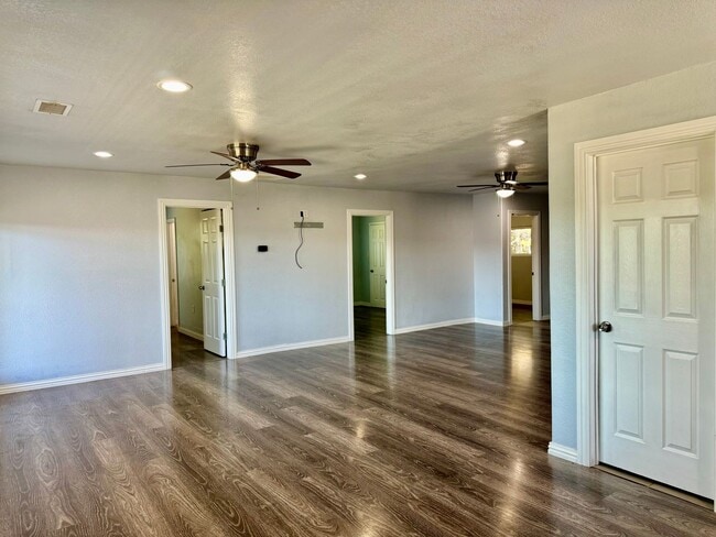 Building Photo - 2618 Creekview Dr