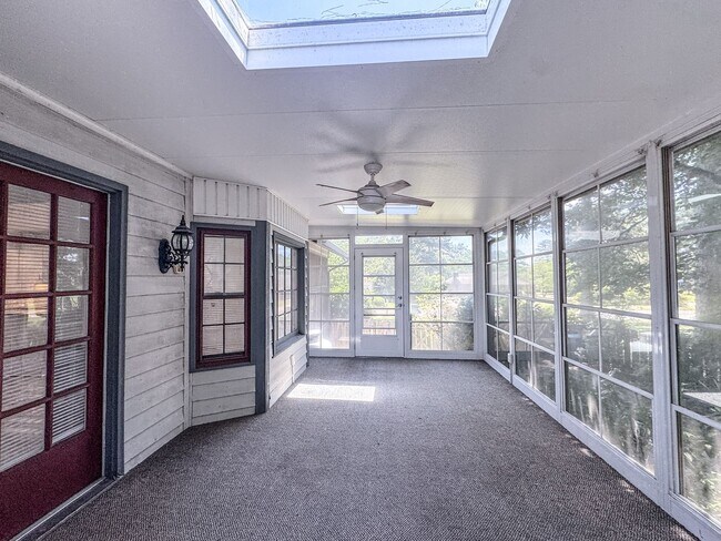 Building Photo - Charming 3 Bed 2.5 Bath Fayetteville Home