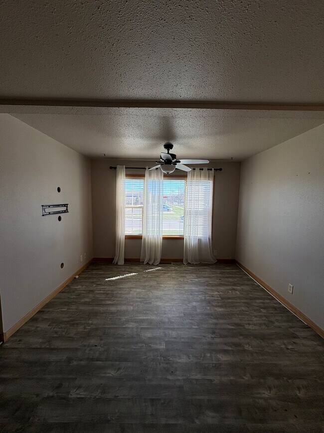 Building Photo - 4 Bedroom Home