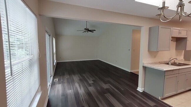 Building Photo - Chisle Run- 2 bedrooms and 1.5 bathrooms