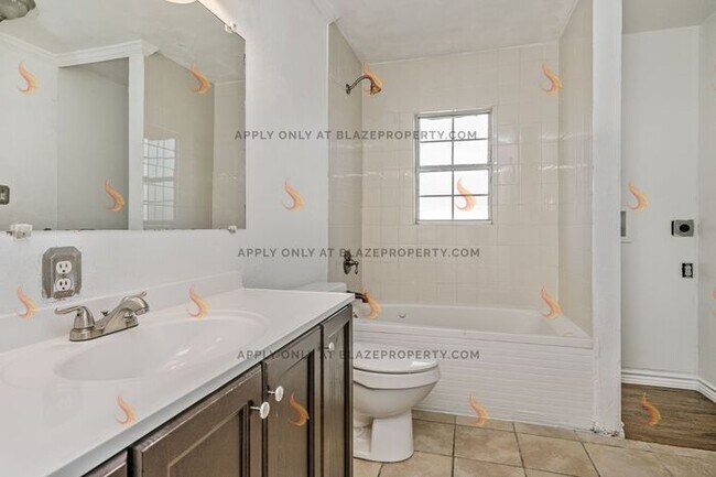 Building Photo - Beautifully Renovated 3-Bed, 1-Bath Home w...