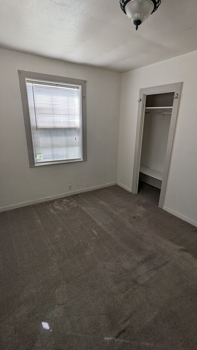 Building Photo - 1007 Della Ave