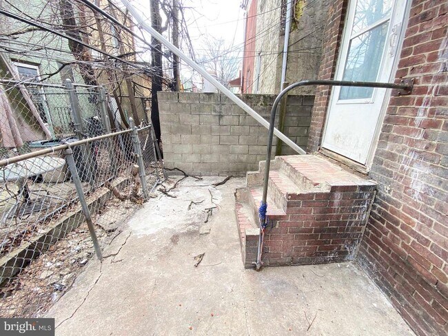 Building Photo - 3543 Stouton St