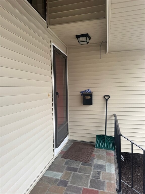 Building Photo - 909 Pleasant St