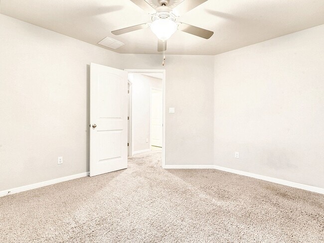 Building Photo - Warm & Welcoming 3/BR 2.5 Home in Dripping...