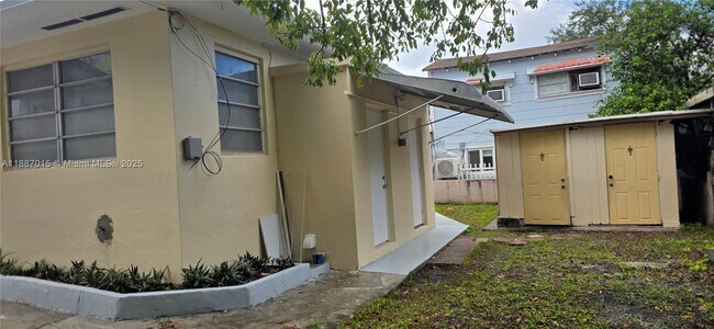 Building Photo - 23 NW 32nd Ct