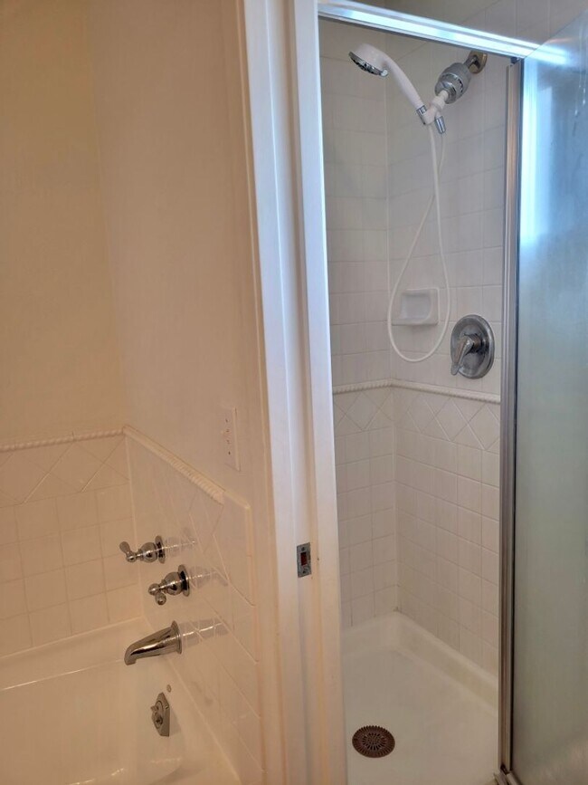 Building Photo - For Rent | 4 Bedroom, 3 Bathroom house with 2 Car Garage
