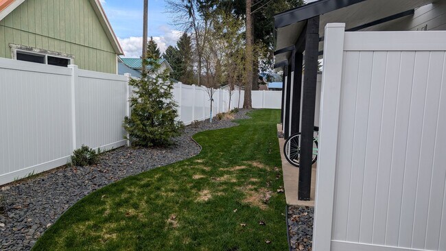 Building Photo - Newer 2 Bedroom 2 1/2 bathroom Hayden Townhome!